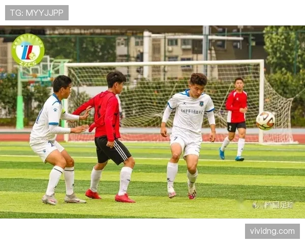 救险解围在足球规则中如何界定犯规与合法行为？