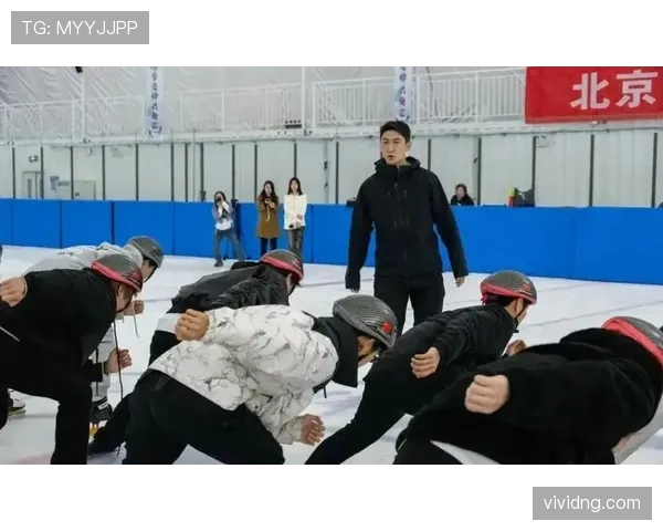武大靖训练完直接啃冰块，这自律狠人连解渴都像在卷
